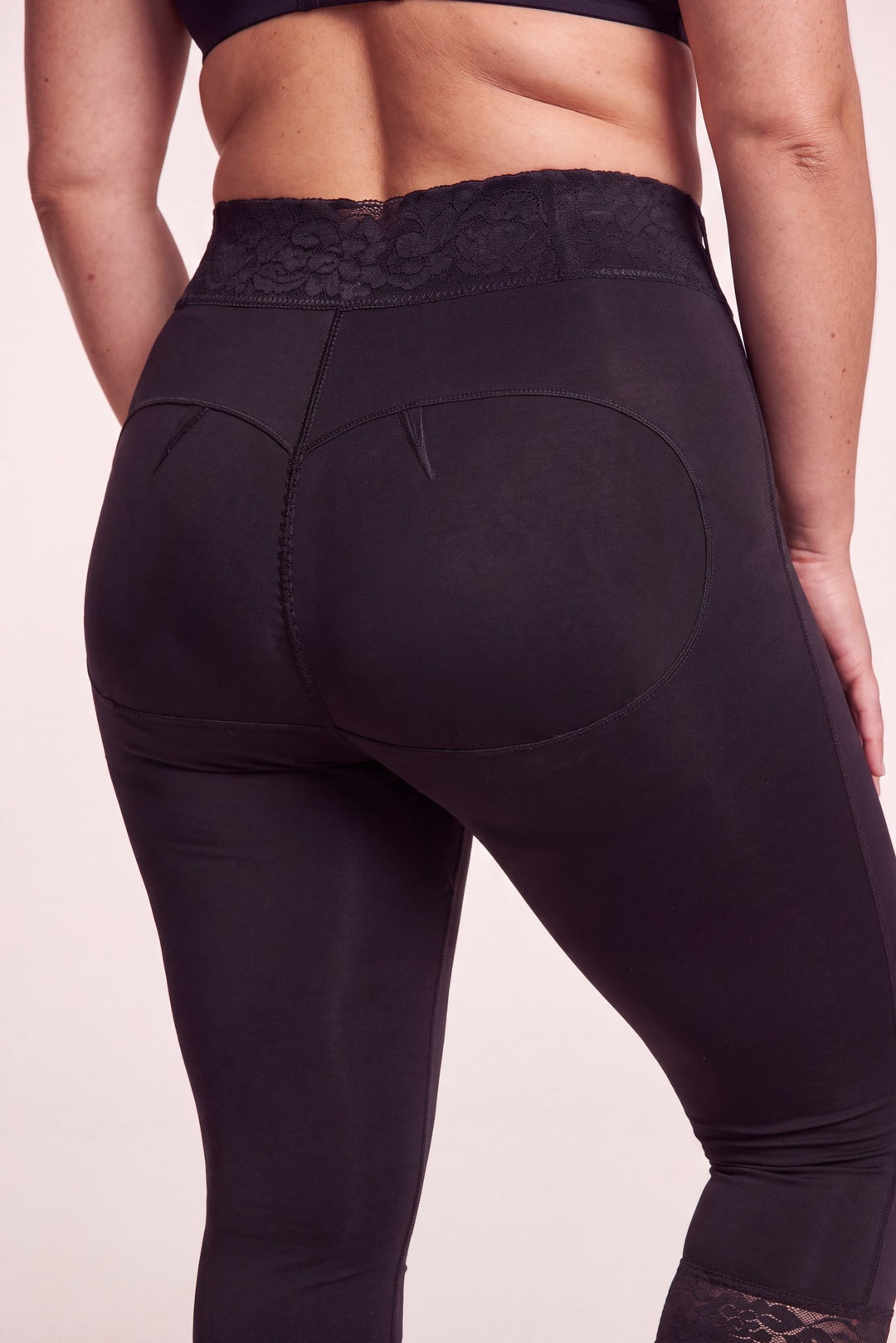 Faja Lipedema Compress negra, detalle del encaje y la cintura