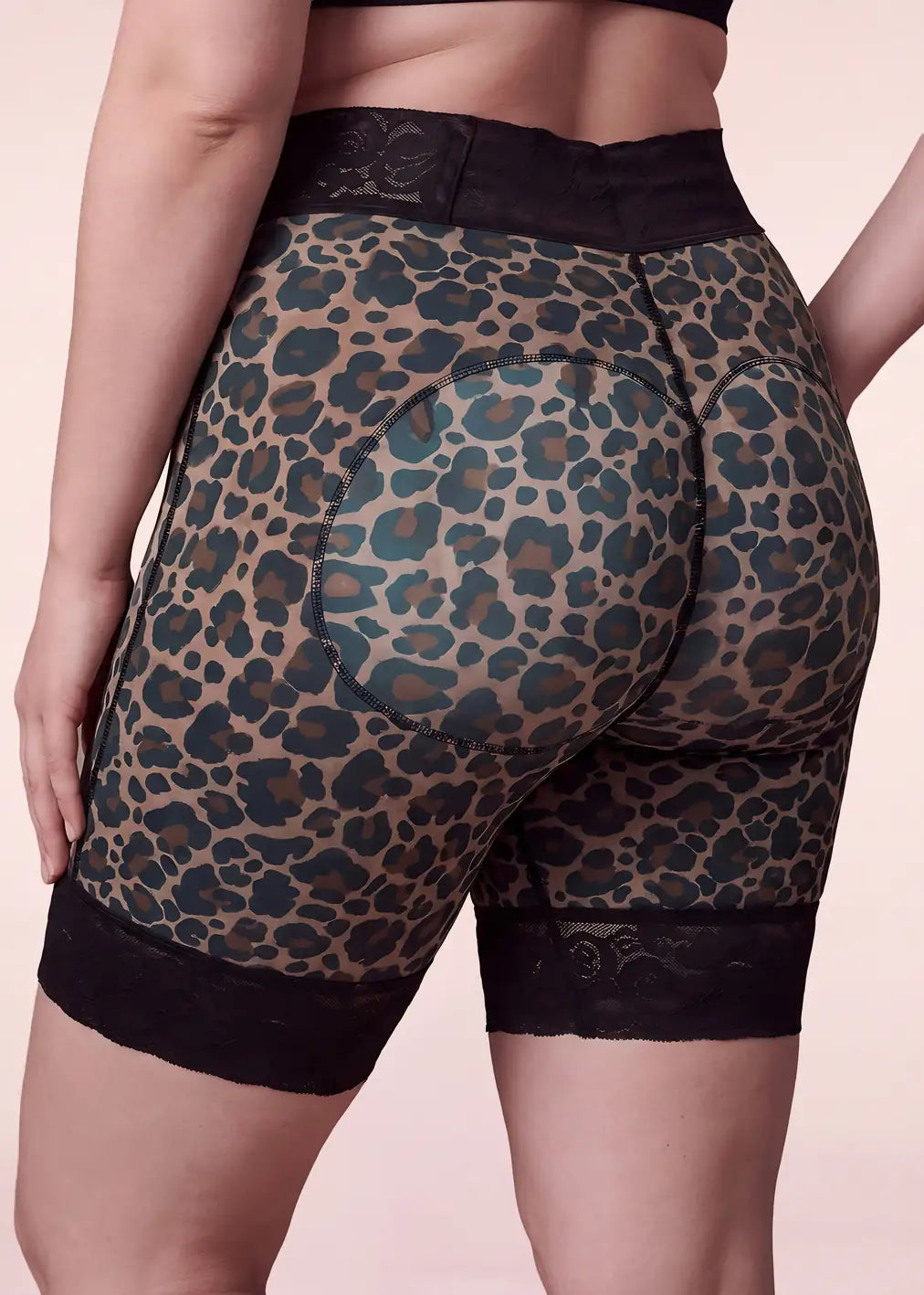 detalle tela estampado animal print faja corta compresiva Paloma Sahid