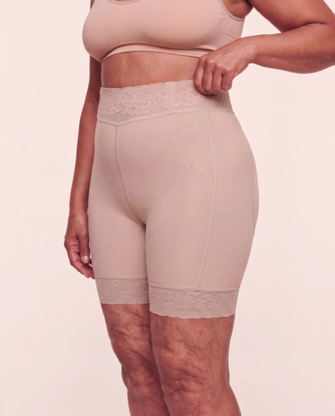 Faja Corta Compress nude, detalle del encaje en pretina y ruedo